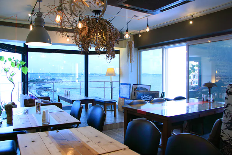 エメラルドオーシャンサイド 南国のサンセットを眺めながら こだわりの肉料理を 沖楽