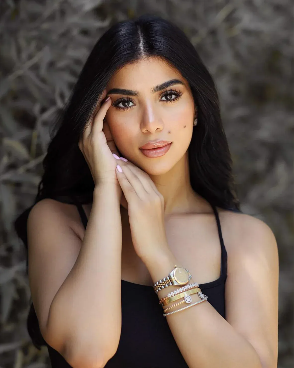الفنانة كارولين عزمي