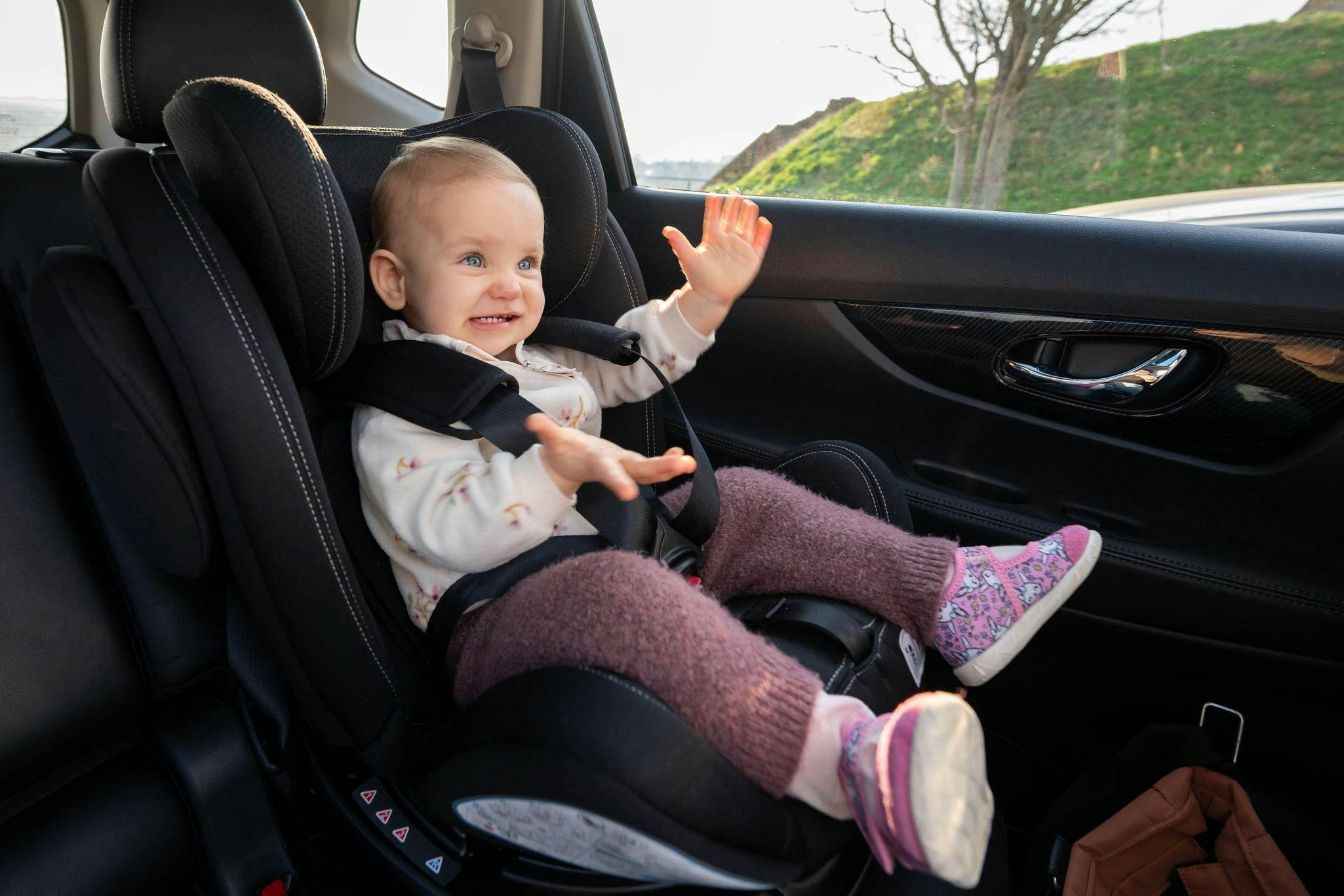 Baby on his seat in a car - © picture alliance / Zoonar | Maria Kraynova