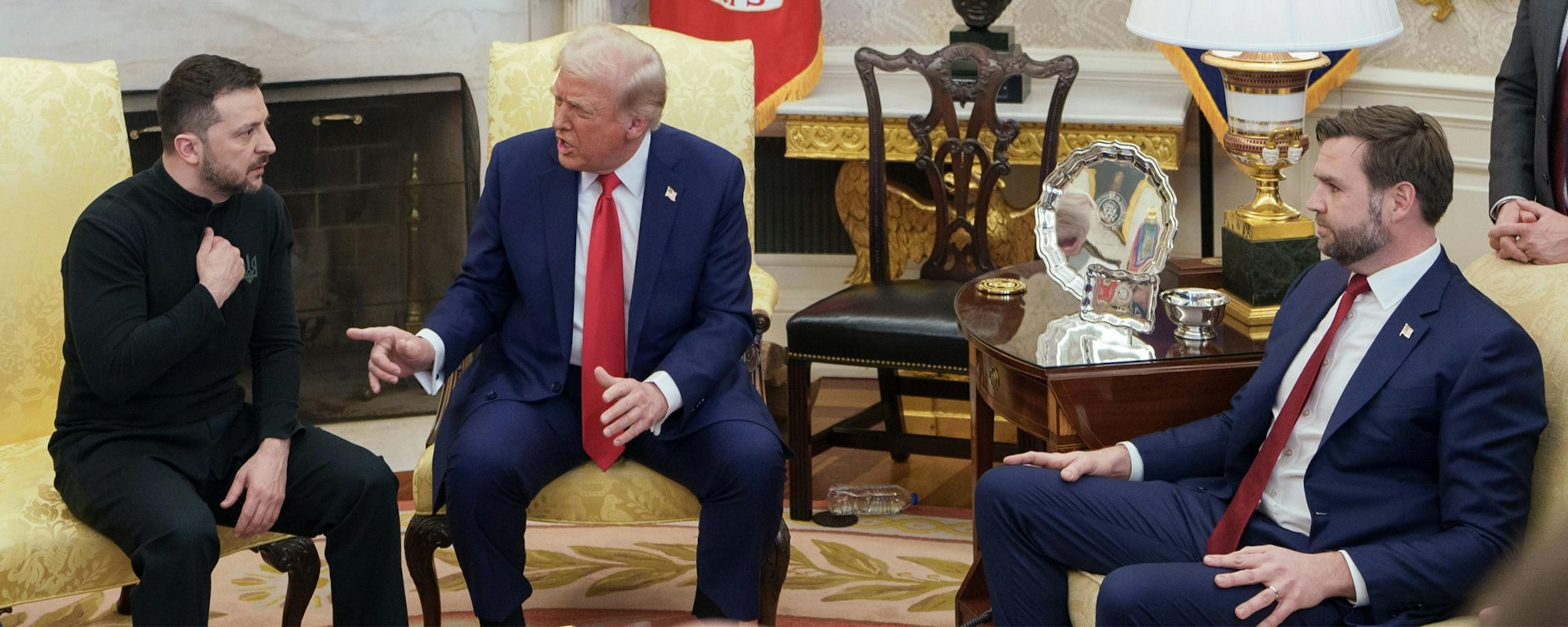 ©The White House, Public domain, via Wikimedia Commons - (De gauche à droite) Le président Zelenskyy et le président Trump en pleine discussion, tandis que le vice-président Vance observe.