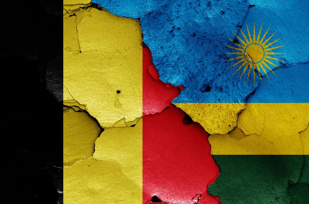 Vlaggen België en Rwanda op gebarsten muur