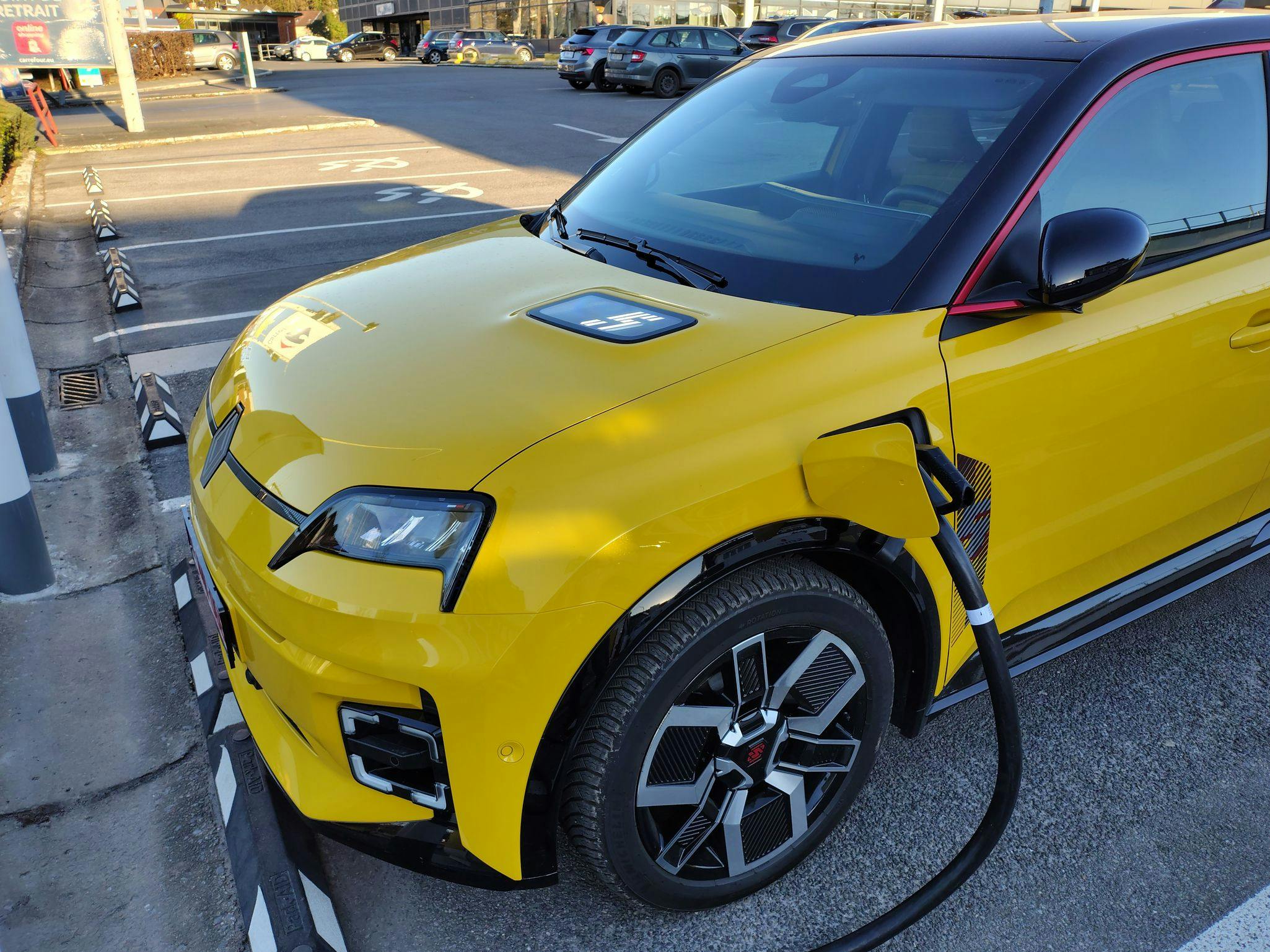Renault 5 E-Tech Iconic Five charging