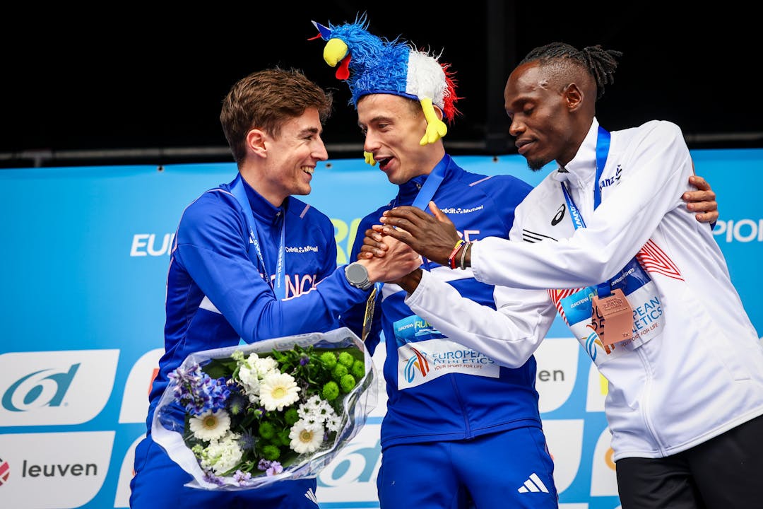 Yann Schrub, Etienne Daguinos et Isaac Kimeli sur le podium du championnat d'Europe du 10 km à Louvain 2025.