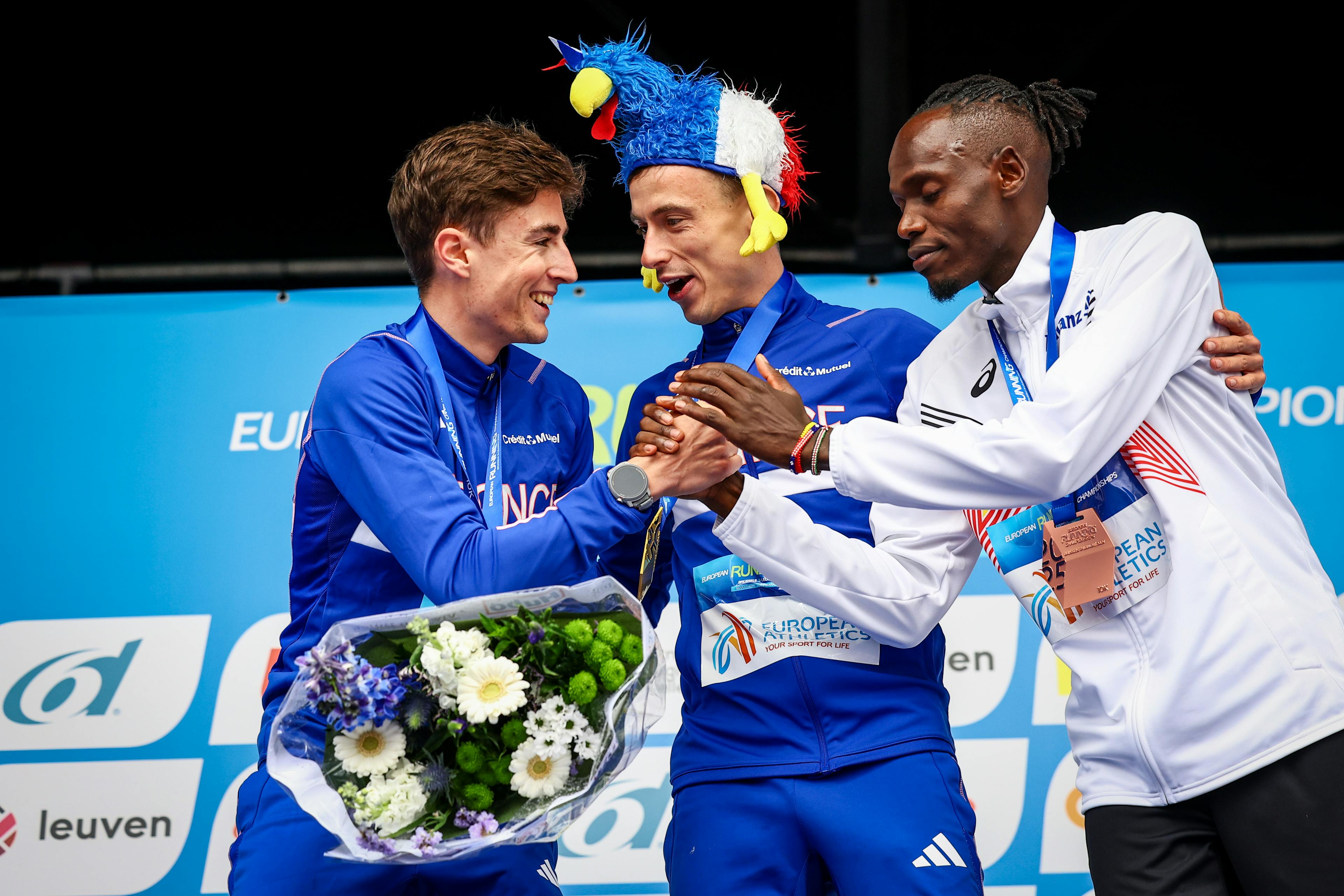 Yann Schrub, Etienne Daguinos et Isaac Kimeli sur le podium du championnat d'Europe du 10 km à Louvain 2025.