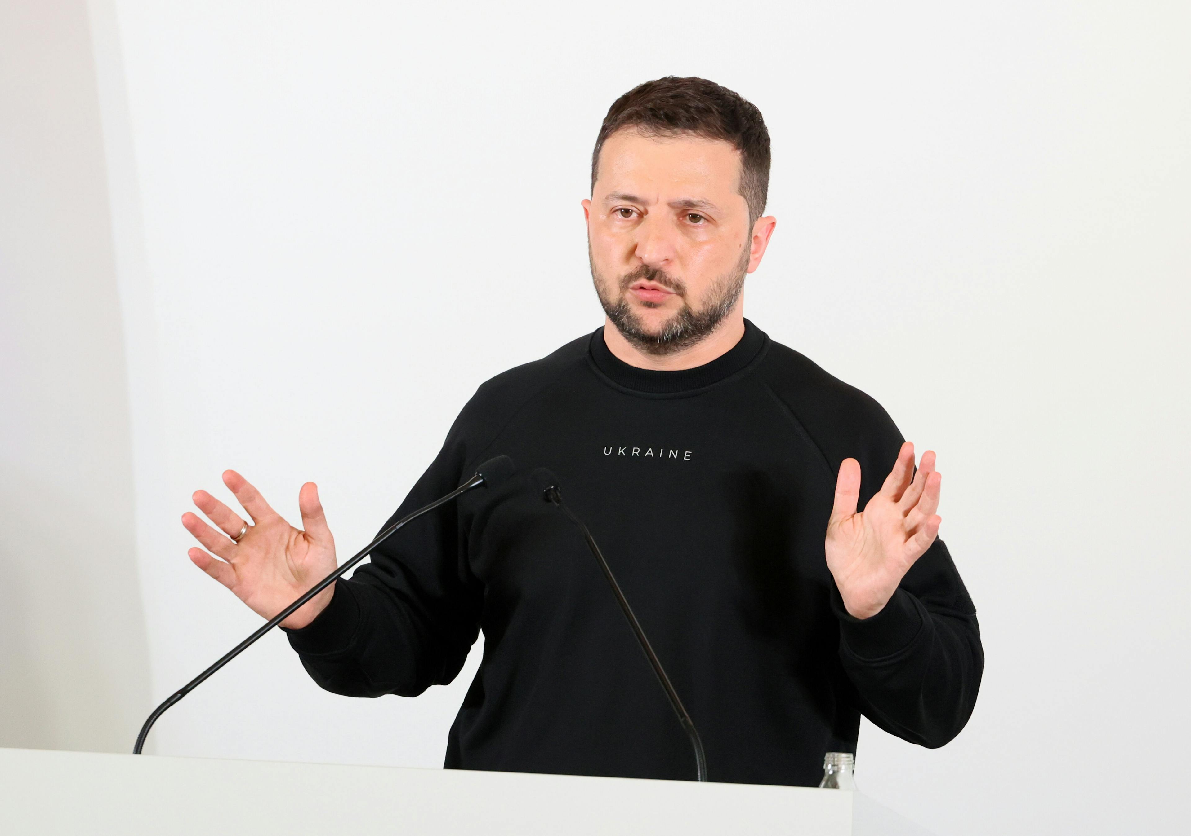 Le président ukrainien Volodymyr Zelensky s'exprime lors d'une conférence de presse le dimanche 21 mai 2023, lors de la dernière journée d'un sommet de trois jours du G-7 à Hiroshima, au Japon. La dernière journée du sommet des dirigeants du Groupe des Sept est en cours dans la ville japonaise occidentale d'Hiroshima, avec un focus sur le président ukrainien Volodymyr Zelensky et son tal...