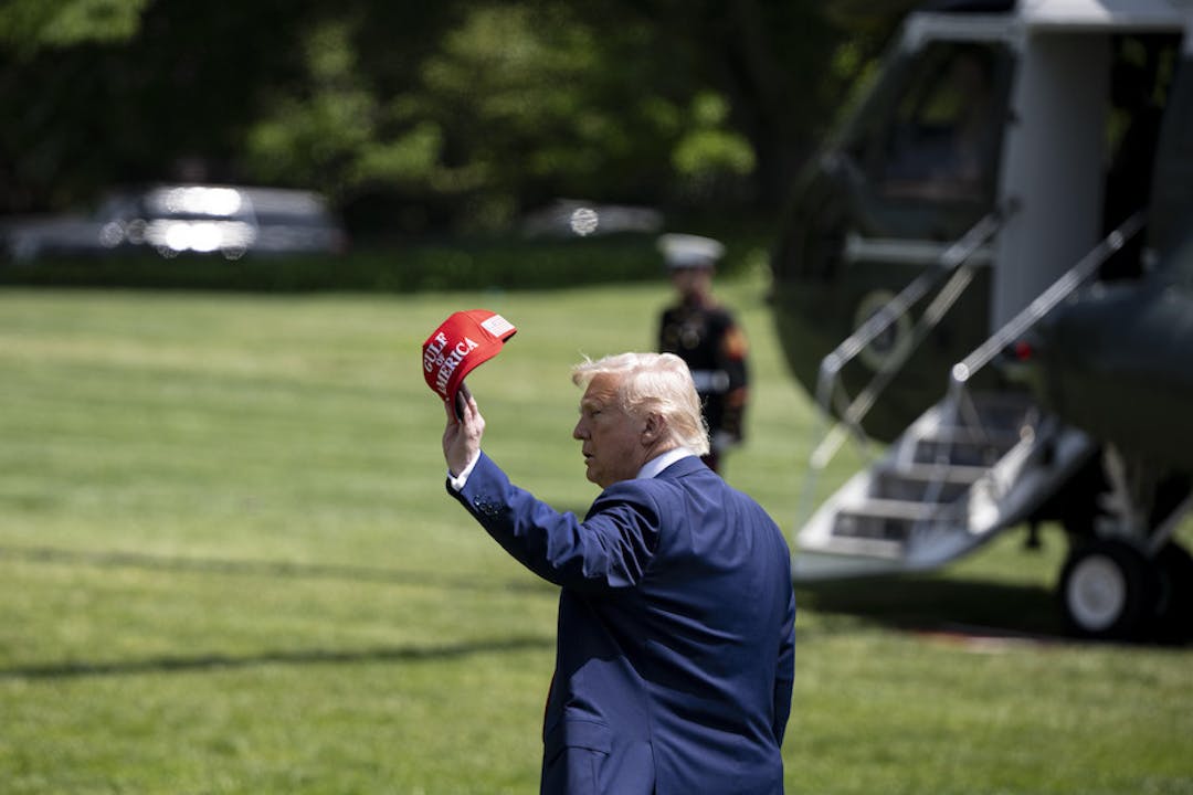 Donald Trump toont pet