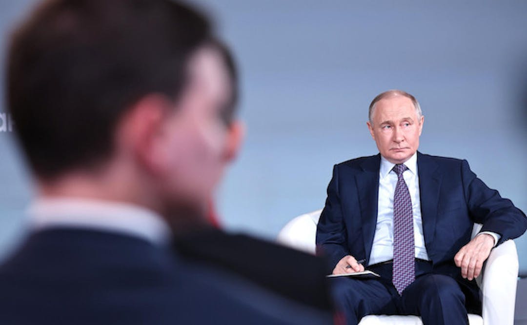 Vladimir Putin assis dans un fauteuil