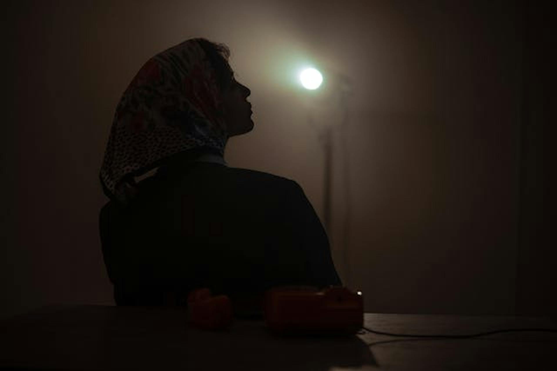 Femme dans l'obscurité