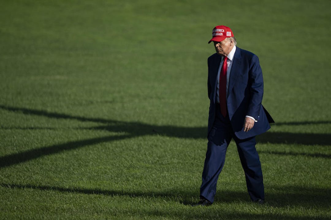 Trump marche sur la pelouse