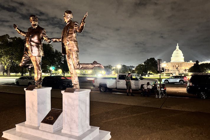 Statue de Trump et Epstein