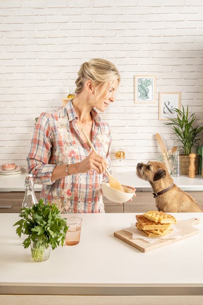 la Vétérinaire Hélène Gateau en cuisine avec son chien pour tails.com