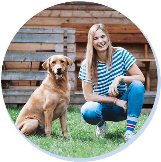Hund und Besitzerin beim Spielen