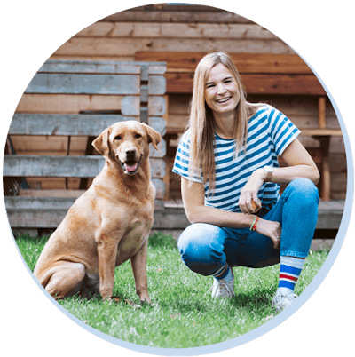 Tierärztin Dr. Antonia Maria Klaus mit Hund