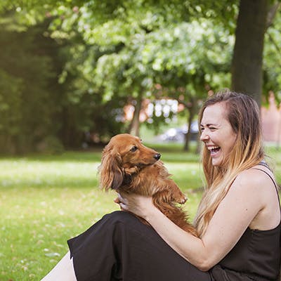 Charlotte und Noodle, der Dackel