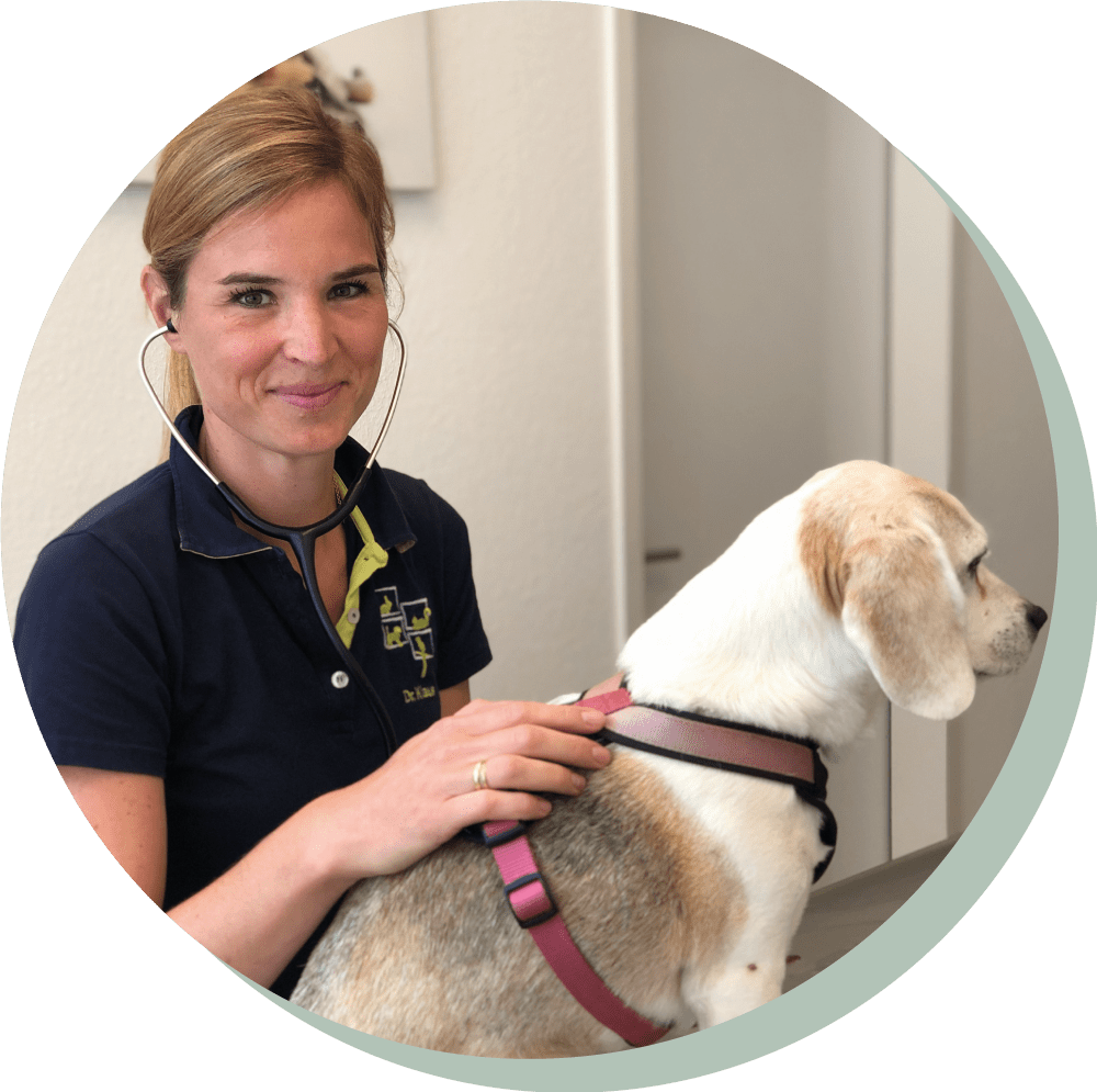 Tierärztin Dr. Antonia Maria Klaus mit Hund