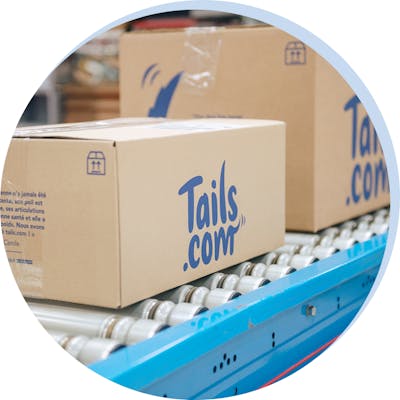 een tails.com doos in de fabriek