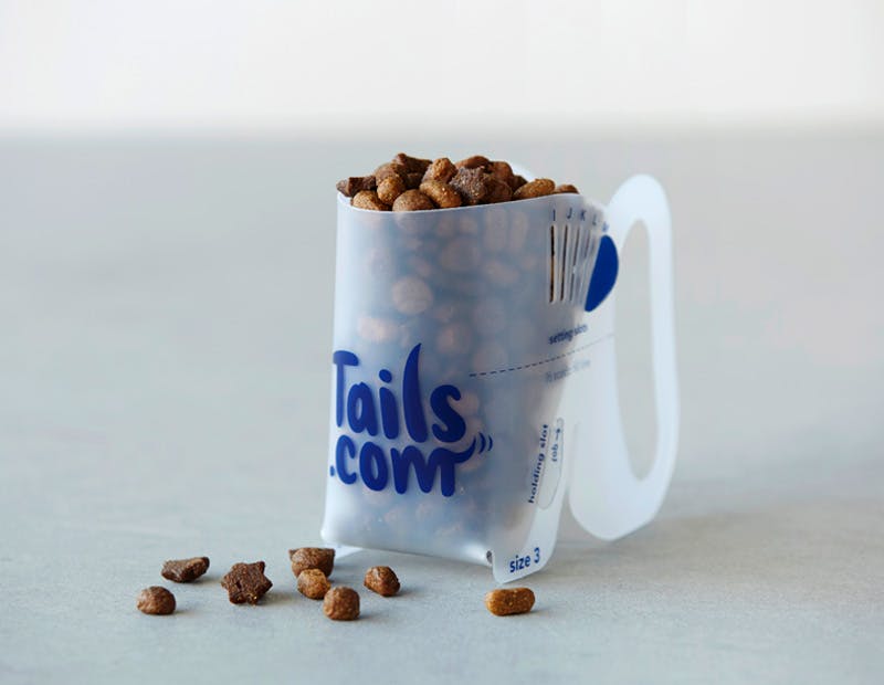 Des bols de tails.com avec des croquettes et pâtées mijotées