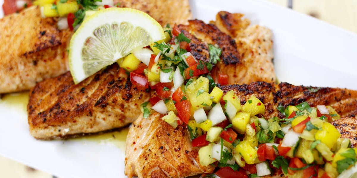 Salmón con salsa de mango y piña