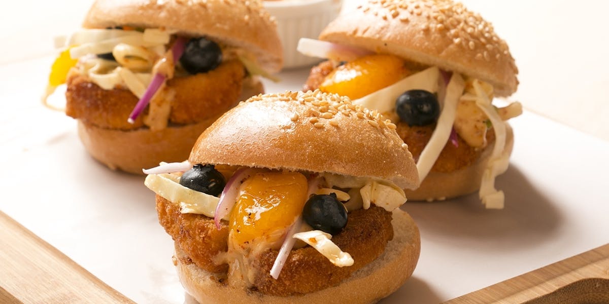 PUTEN-MINIBURGER MIT BLAUBEEREN-ORANGEN-SALAT