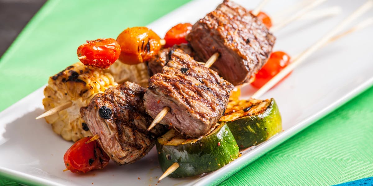 BROCHETAS DE LOMO DE RES Y VEGETALES MARINADOS CON TAJÍN®