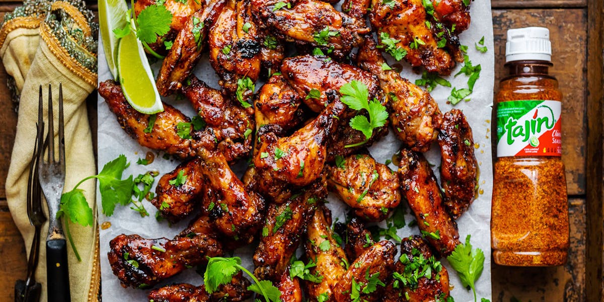 GEGRILLTE CHICKEN WINGS MIT TAJÍN® UND AHORNSIRUP