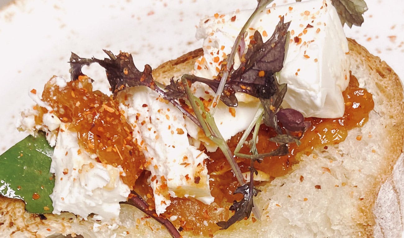 WARMER FETA MIT SÜẞ-SAURER TAJÍN-APRIKOSEN-SAUCE