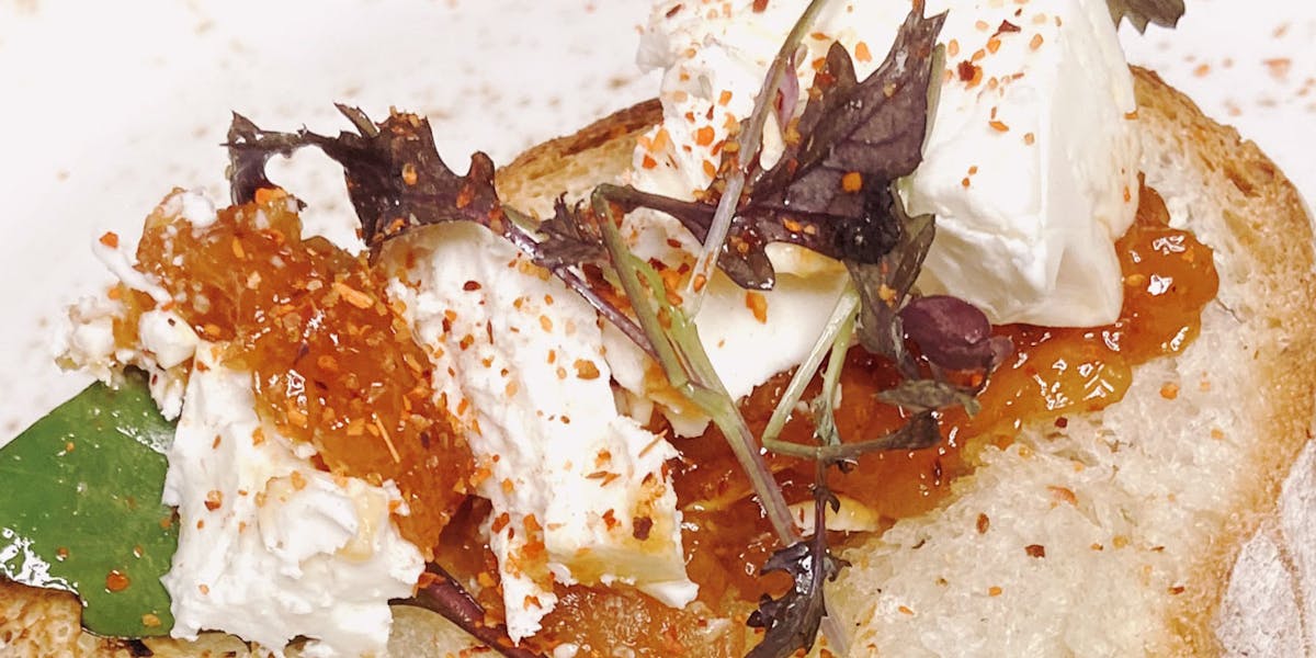 WARMER FETA MIT SÜẞ-SAURER TAJÍN-APRIKOSEN-SAUCE