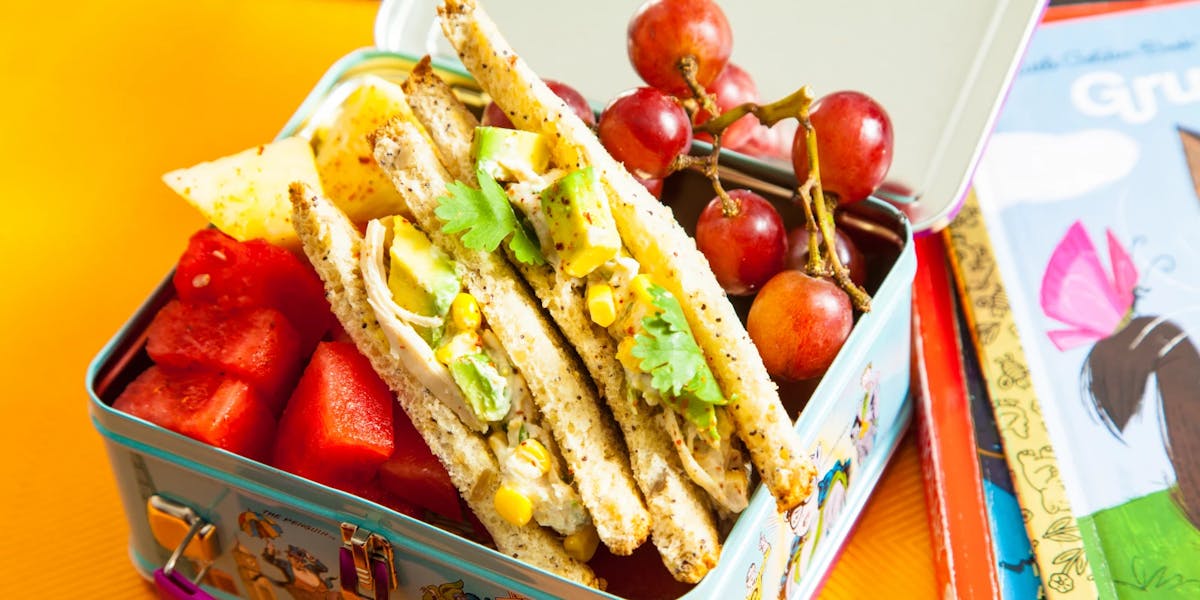 Sándwich de ensalada de pollo y aguacate