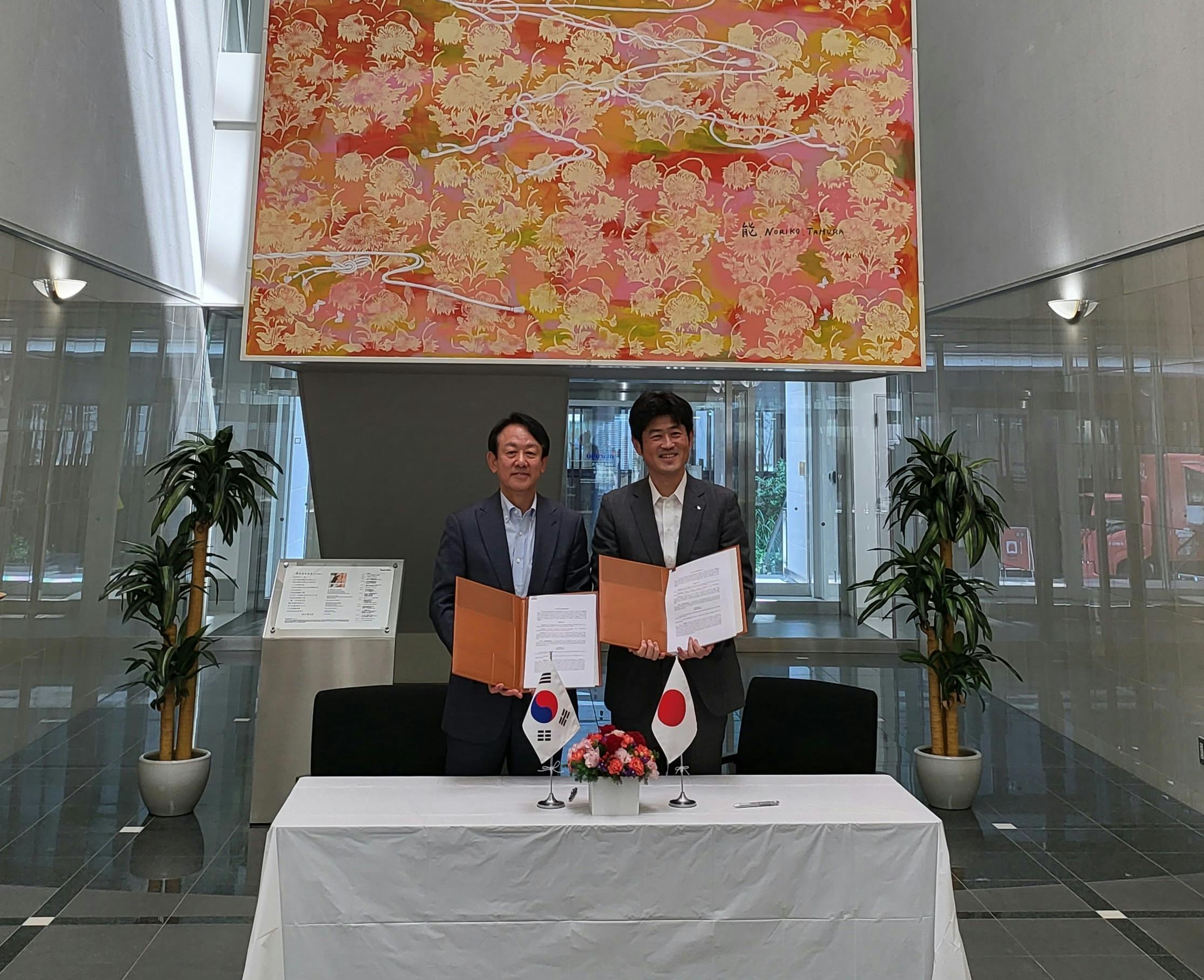 (From left) BG Rhee, chairman of GI Innovation, Atsushi Sugita, CEO of Maruho  
