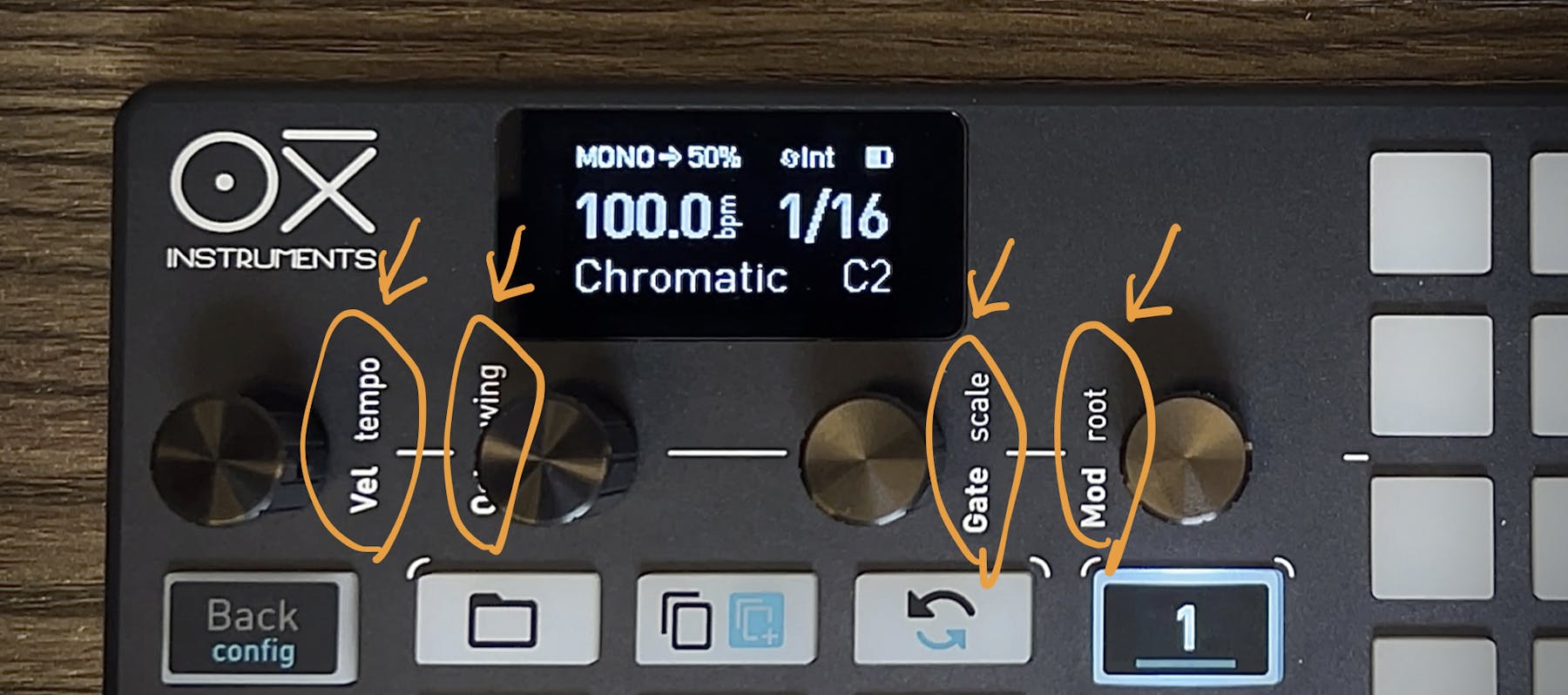 4つのエンコーダーのアップ写真。エンコーダーの横には設定できる項目名称が書かれている