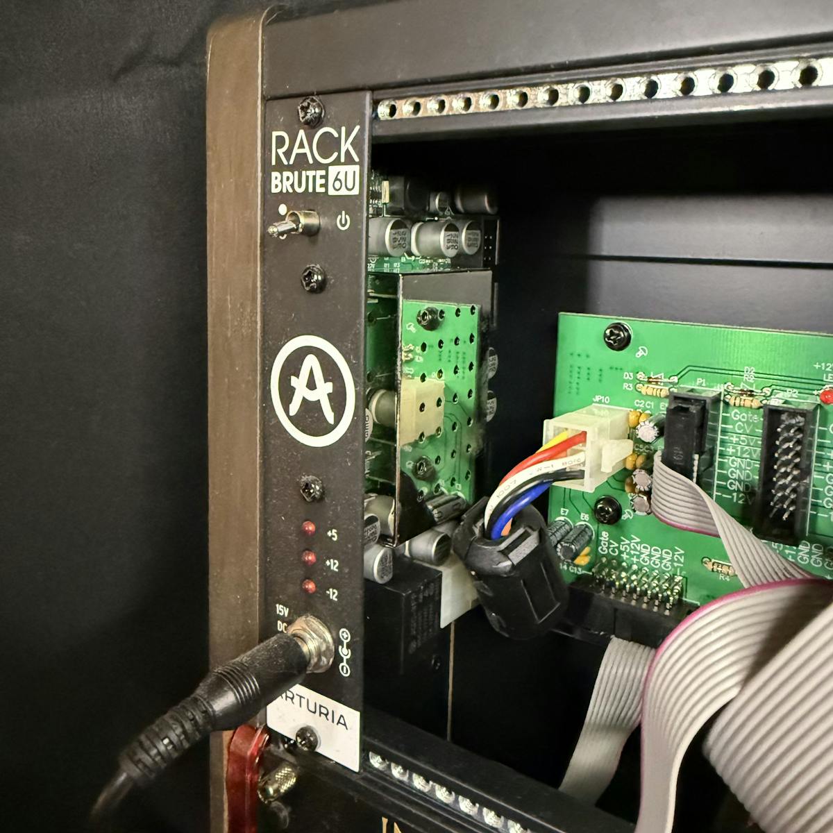 写真:RackBrute6Uの電源