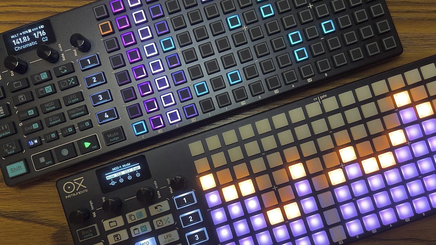 OXI ONE WhiteとBlackの写真