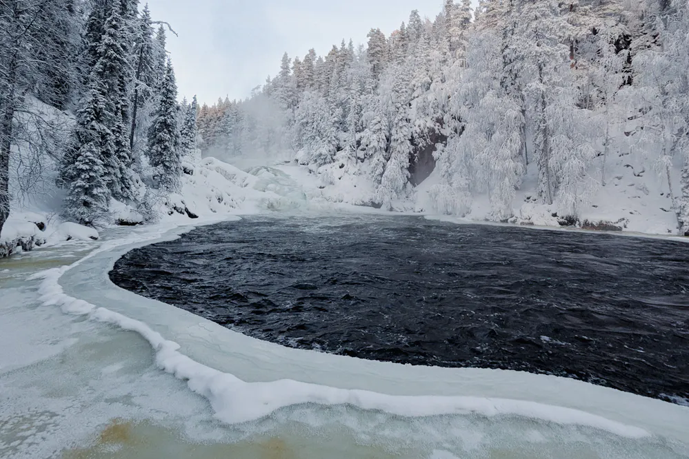 Frozen waterfall along the Karhunkierros trail
