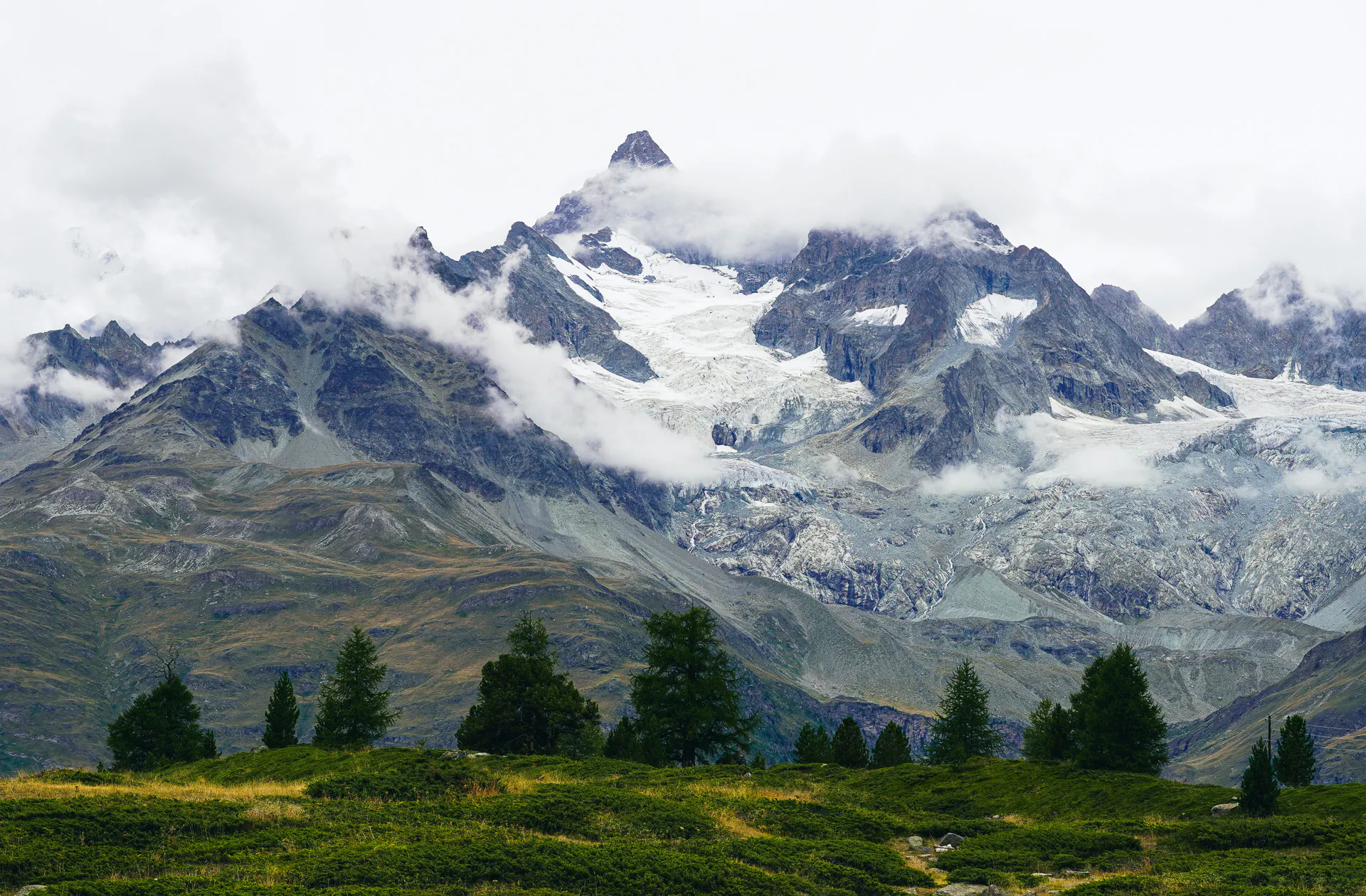 Views to a glaciar along the 5 Lakes Trail