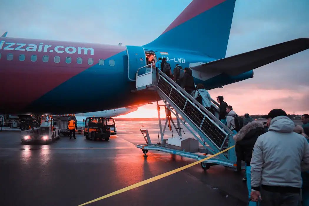 imagen de pasajeros subiendo a un avion