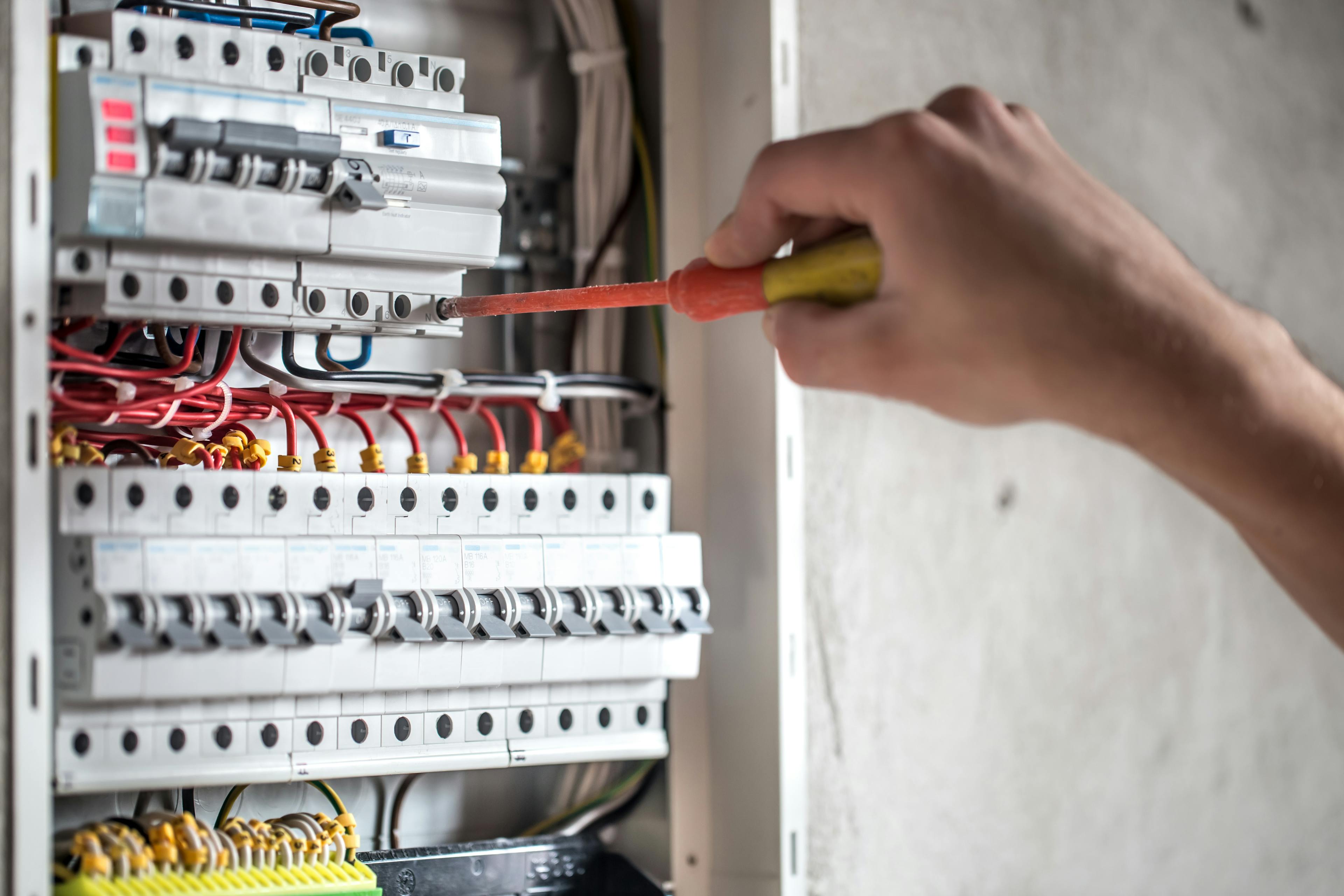 Comment lire les pictogrammes et sigles sur un tableau électrique ? Taran electricité