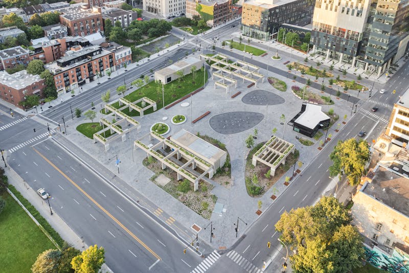 Vue aérienne d'une place publique avec une architecture de paysage innovante.