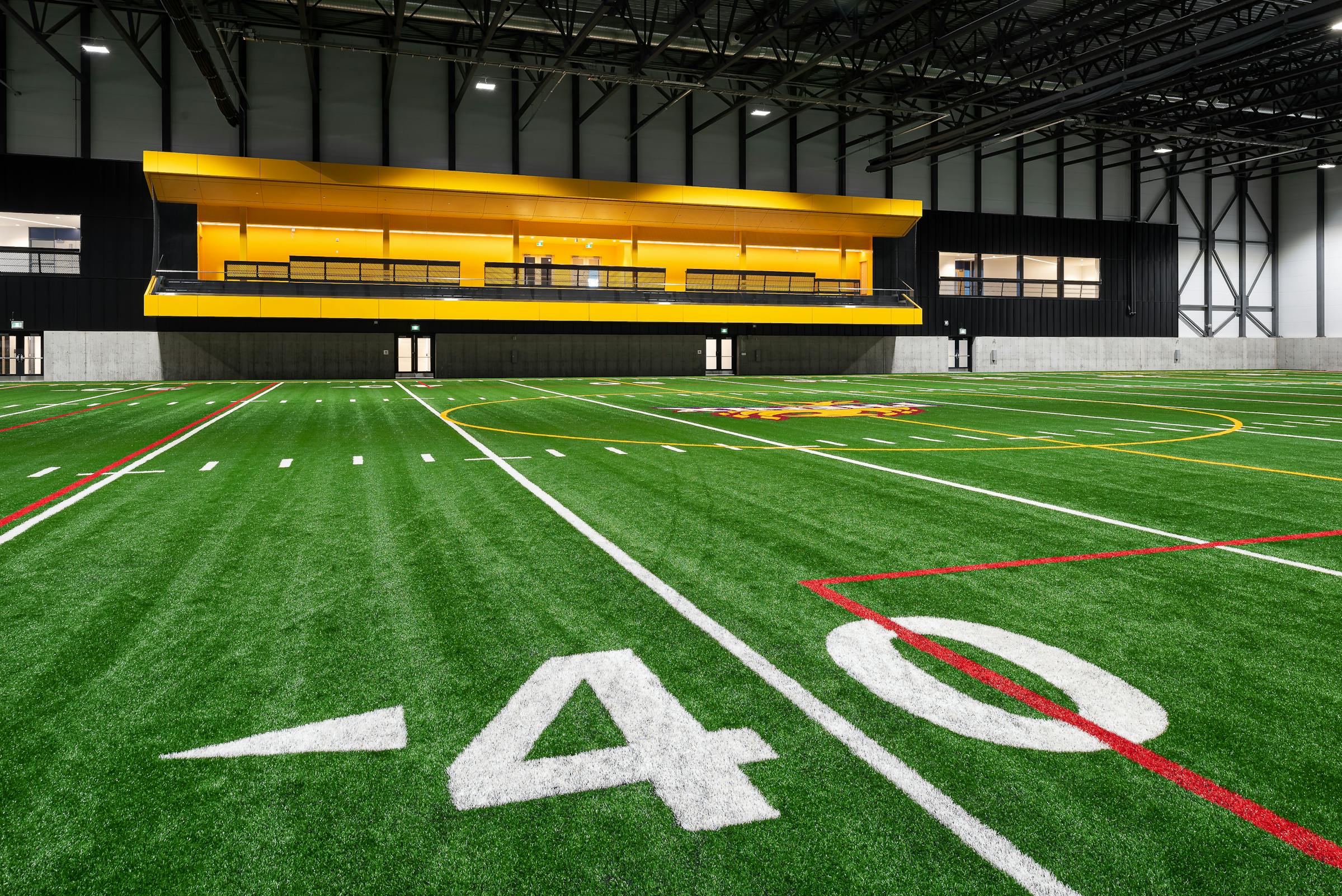 Détail de la surface synthétique d'un complexe sportif intérieur à l'architecture coloré.