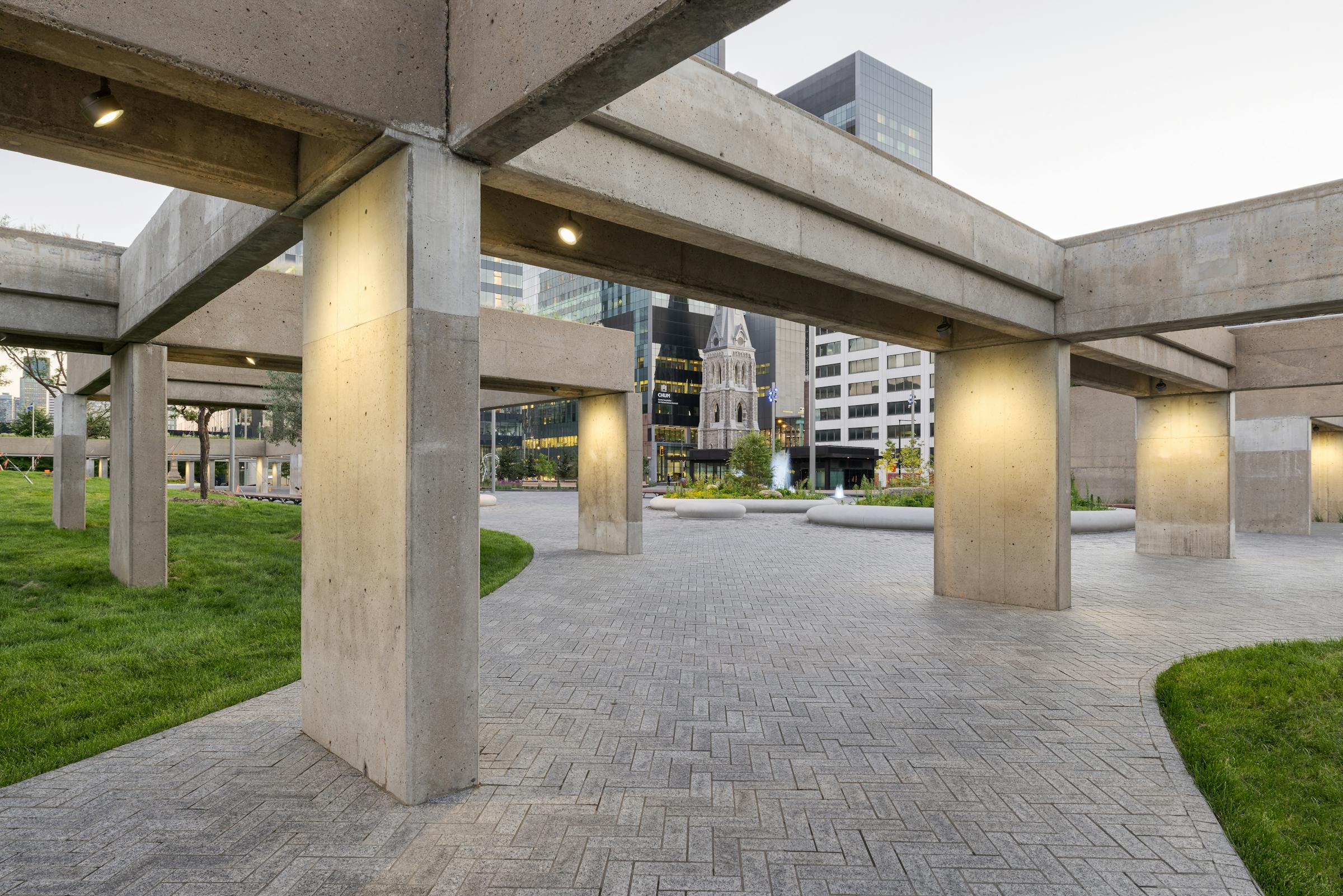 Architecture brutalist avec des piles en béton dans un environnement urbain.
