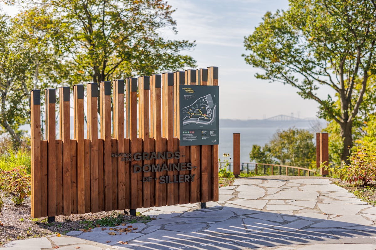 Photograph of the Grands-Domaines-de-Sillery trail in the Quebec region with the Quebec Bridge in the background.