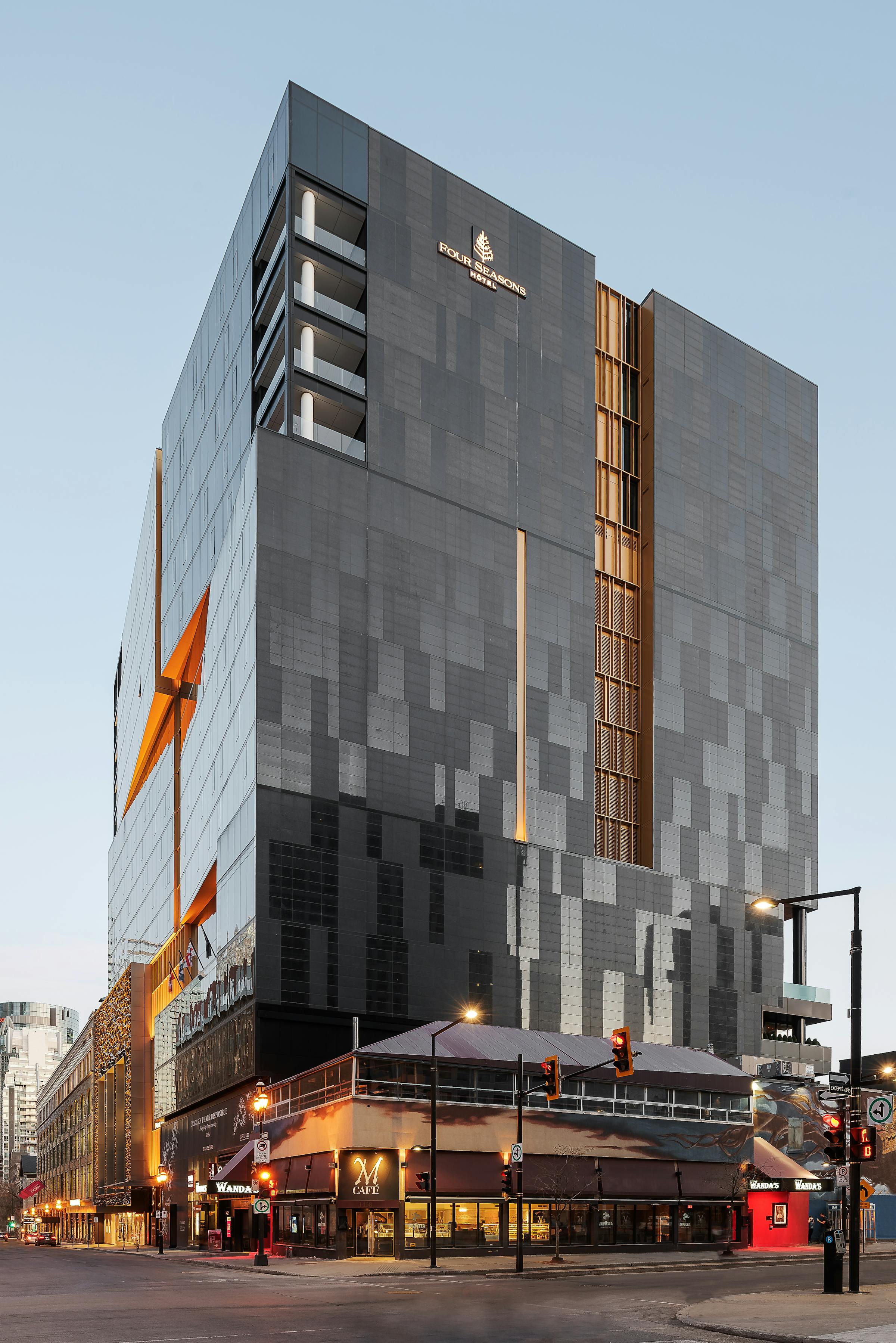 Photographie extérieur de l'architecture d'un hotel de chaine au centre ville de Montréal
