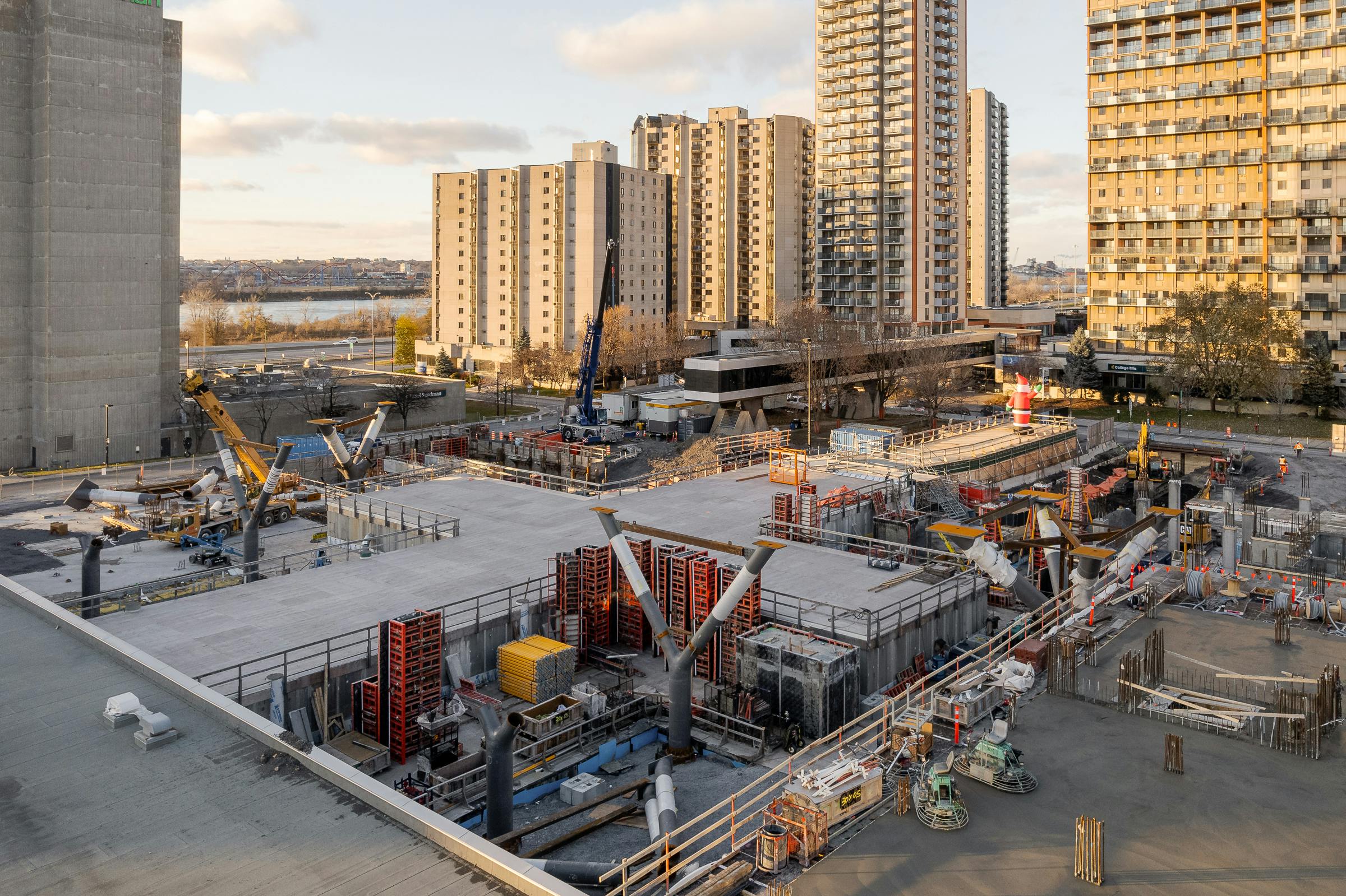 Photographie aérienne d'un chantier de construction avec des structure métallique en forme d'arbres