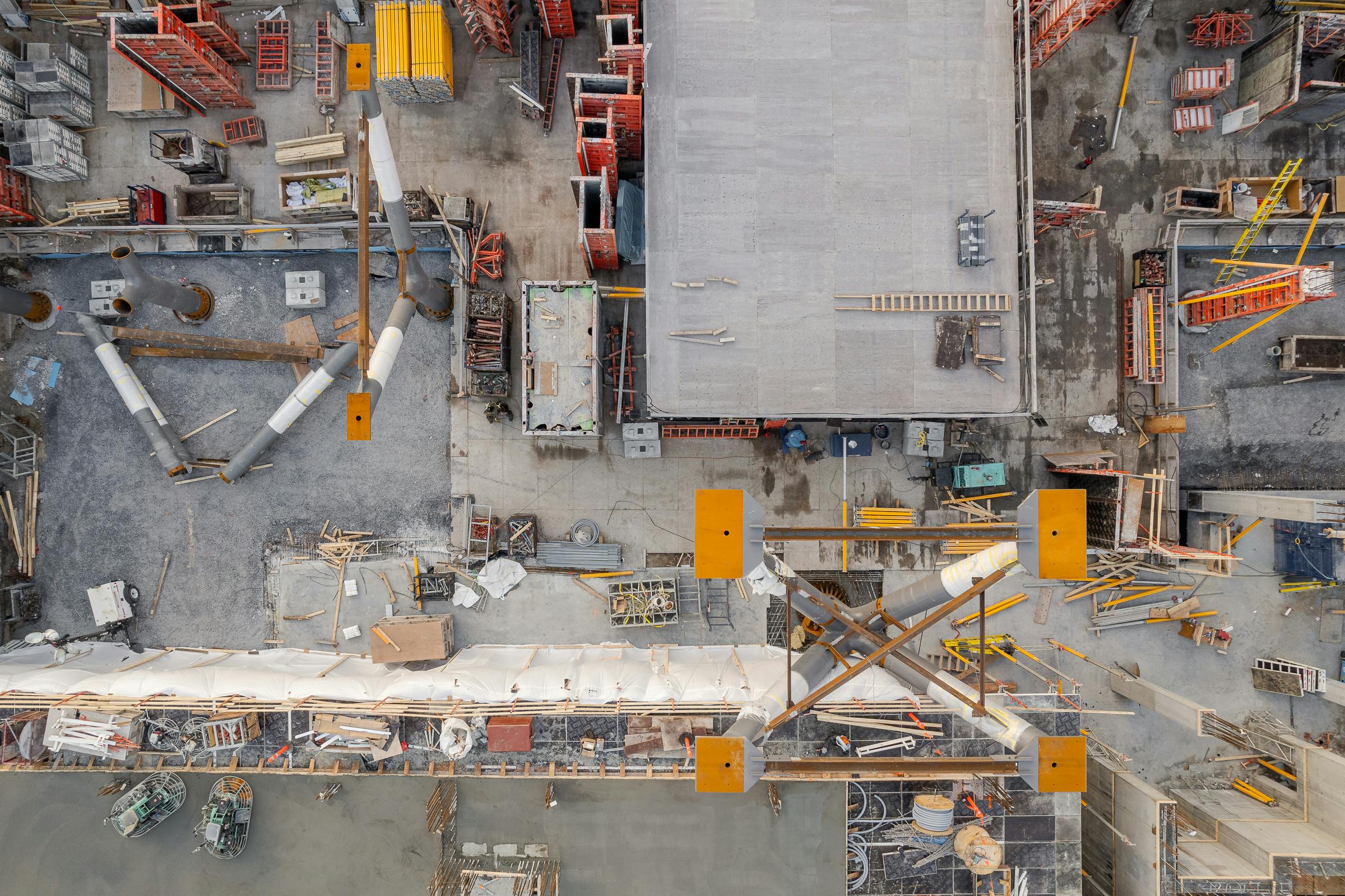 Vue à vol d'oiseau en drone du chantier de construction du projet Longueuil Centre Ville.