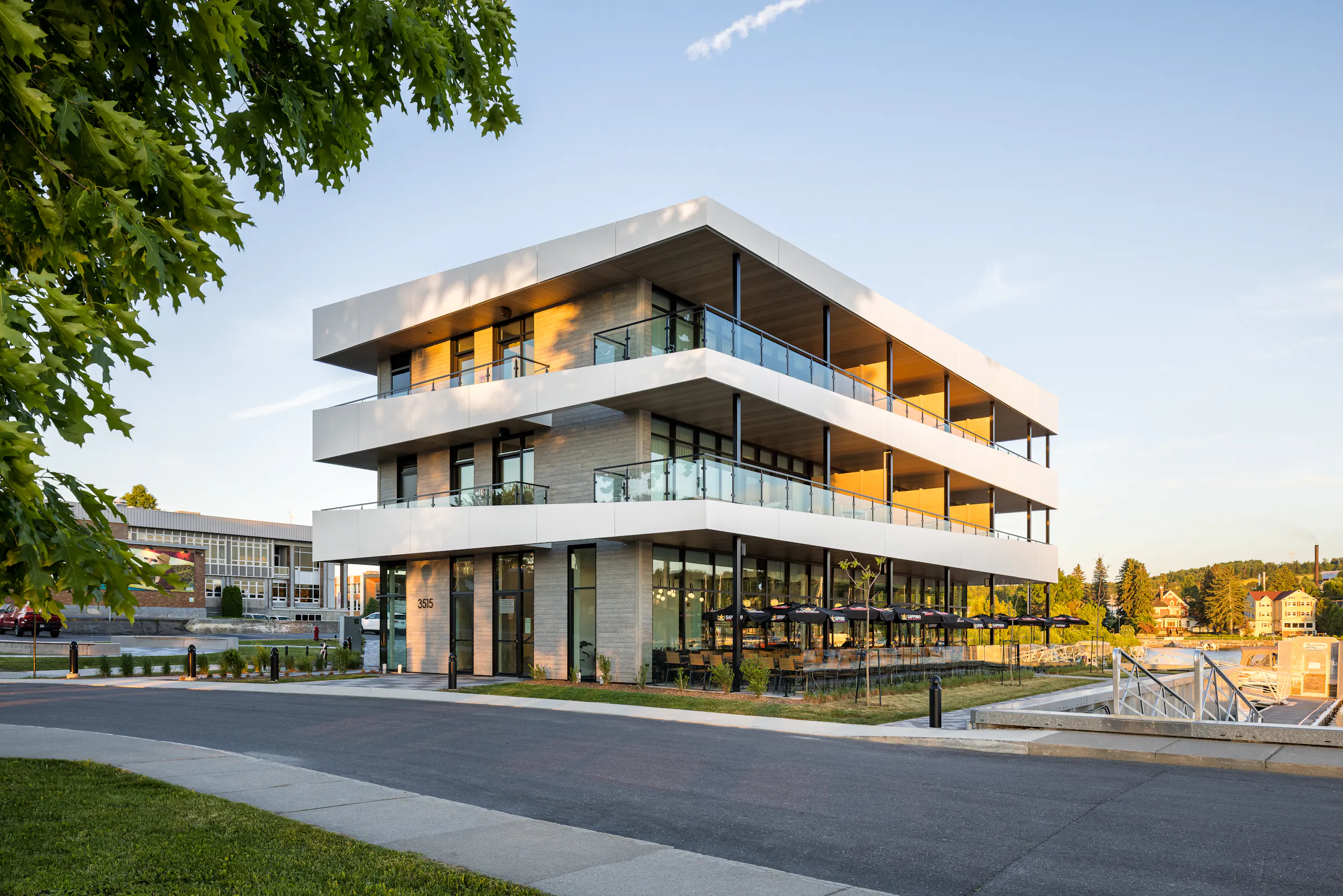 Photographie d'architecture du bâtiment depuis la rue, avec le rez-de-chaussée commercial