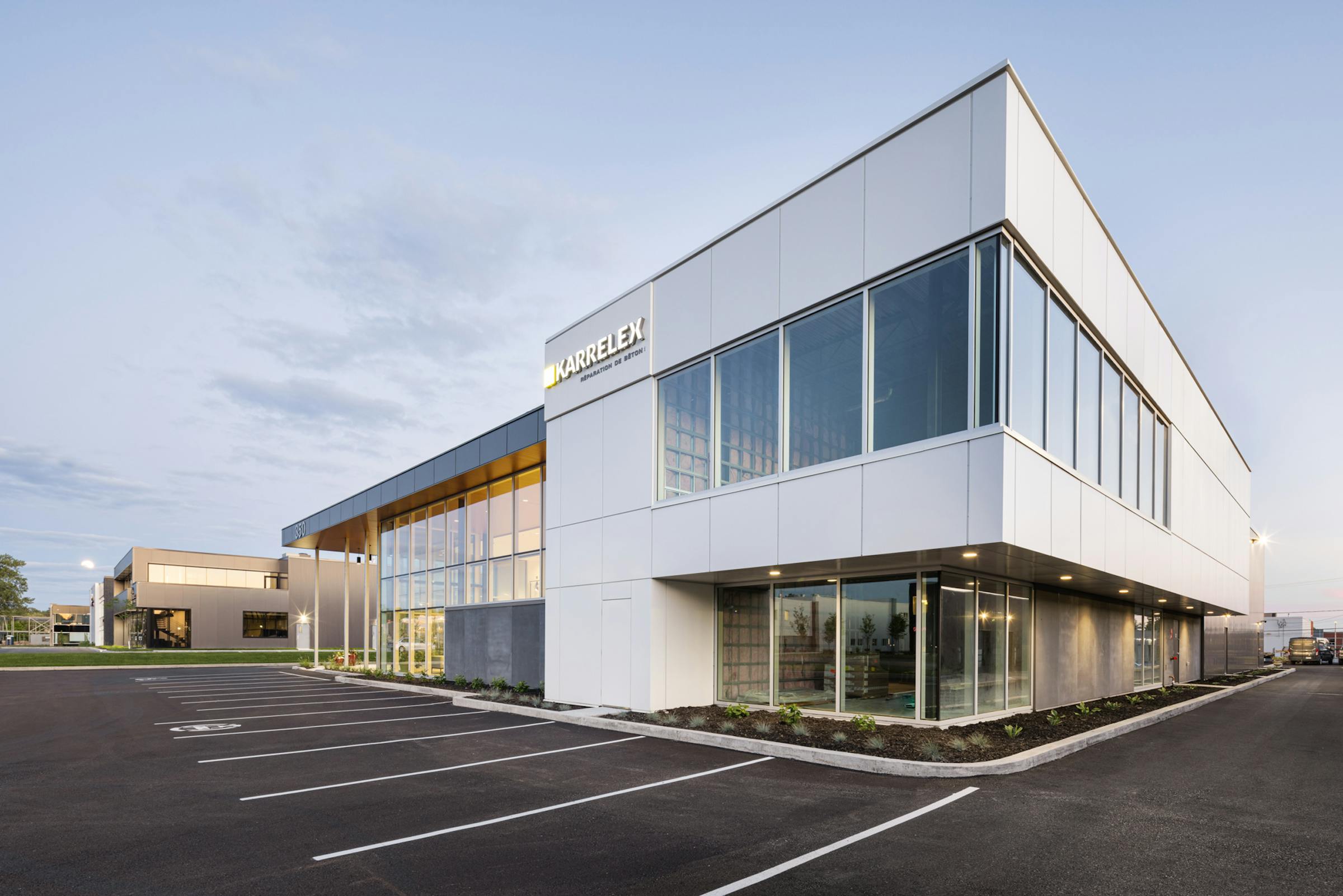 Architectural photography in Blainville. Commercial building with different assembled volumes. 3/4 view and natural light at the end of the day