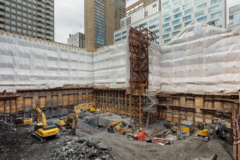 Photographie de l'excavation d'un chantier de construction à Montréal.