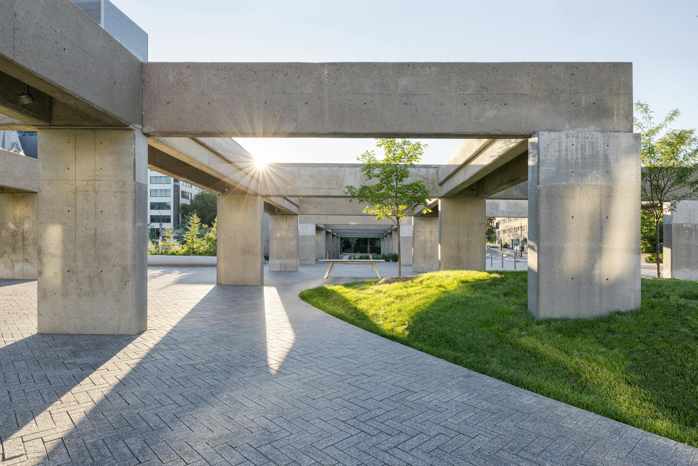 Architecture de paysage et éléments de piles en béton au coucher du soleil.