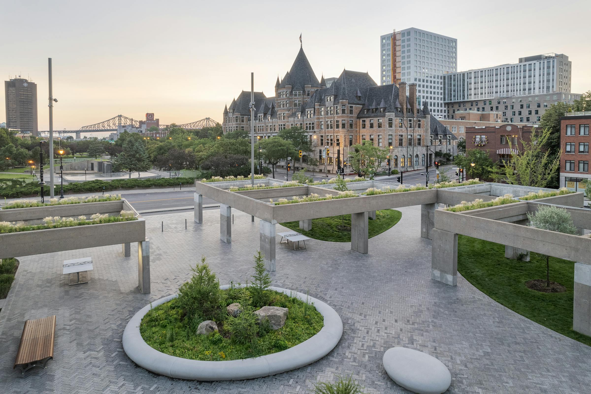 Vue aérienne d'une place publique avec des élément en béton et une architecture brutaliste dans un environnement urbain.