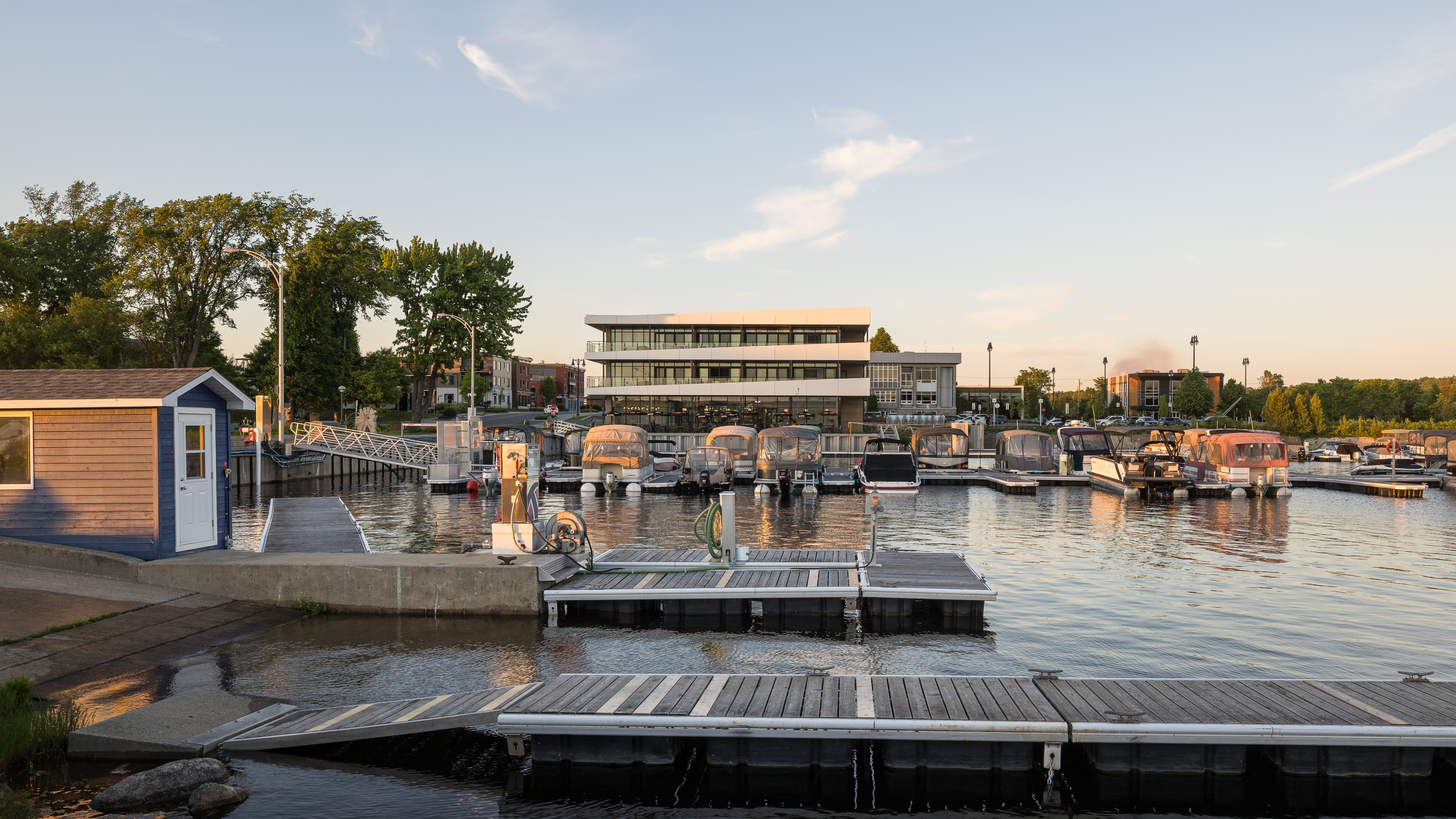Photographie du quai et du ponton de la marina, avec le bâtiment en arrière-plan