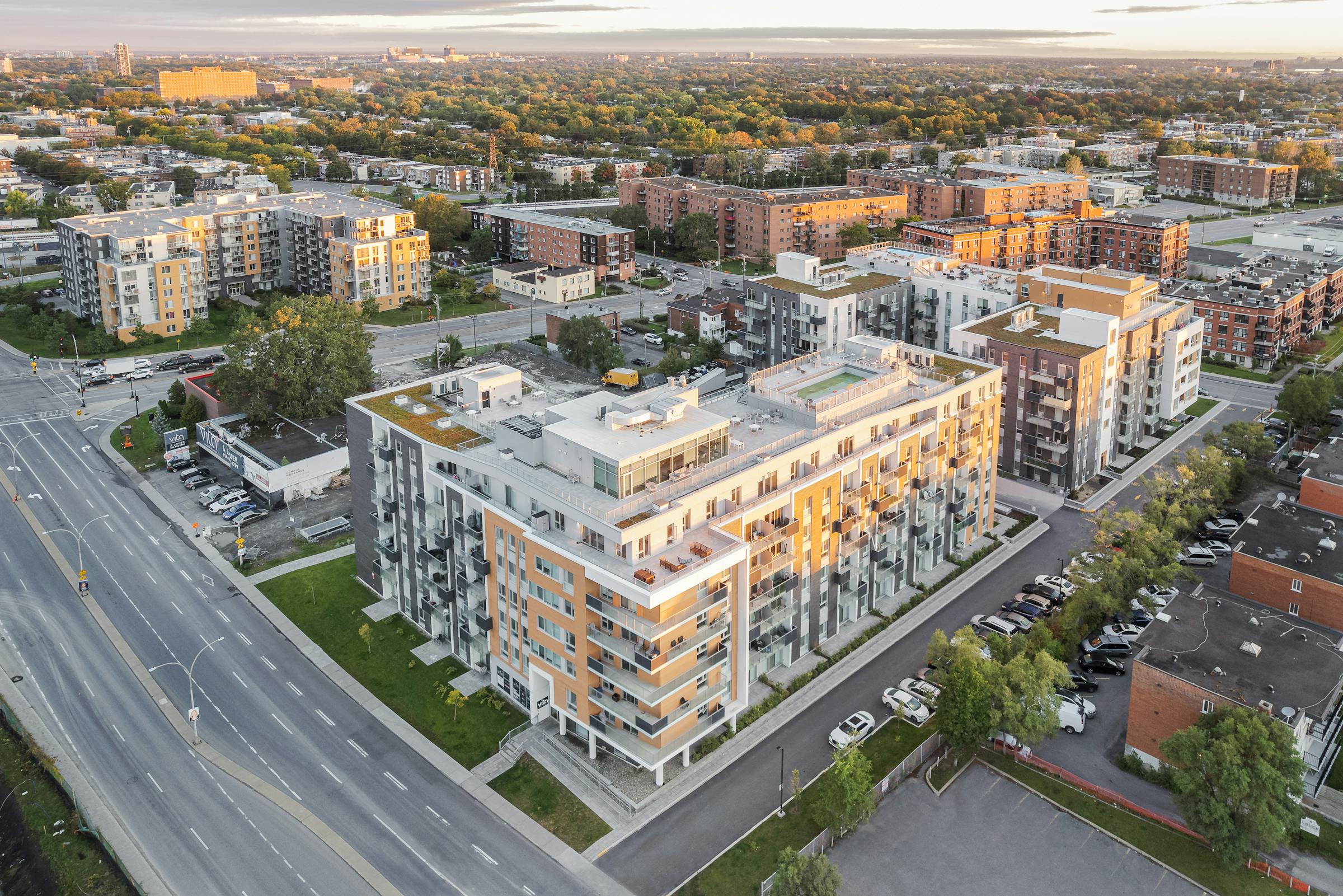 Vue aérienne par drone de l'architecture multi résidentiel de 2 batisses de condo dans Ville Saint Laurent au lever du soleil.